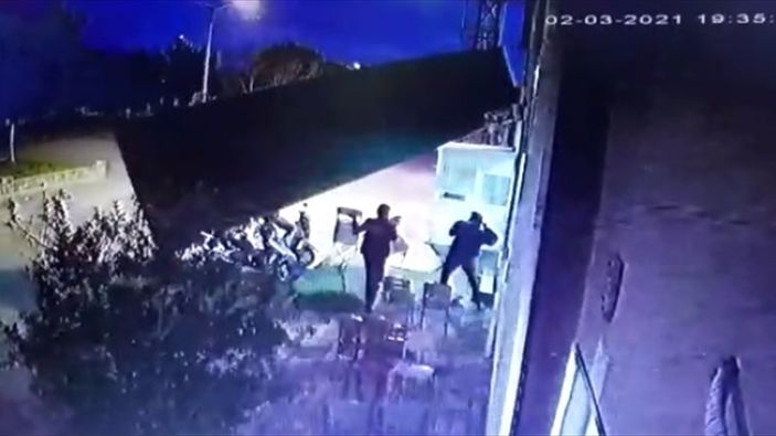Aydın’da seyir halindeki otomobilin üzerine reklam panosu düştü