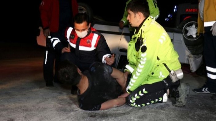 Sakarya'da alkollü sürücü takla atan aracından kendisini kurtaran ekiplere saldırdı