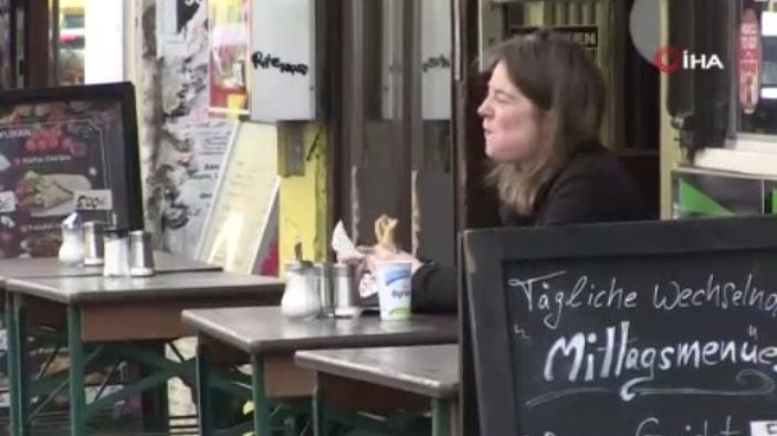 Berlin’de kafe ve restoranların dış alanları müşterilere açıldı