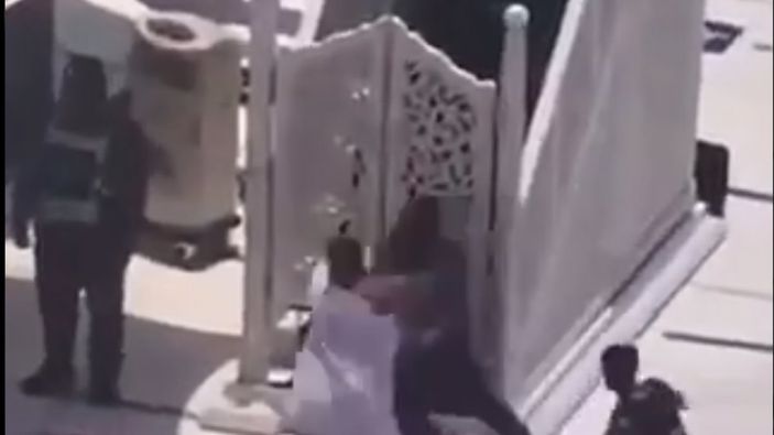 Kabe imamına bıçaklı saldırı girişimi