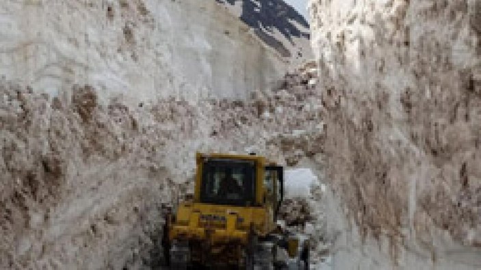 Hakkari'de askeri üs bölgesinde 8 metrelik kar temizleniyor