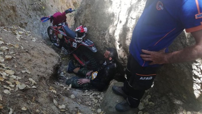 Manisa'da motosikletiyle kaza yaptı, imdadına AFAD yetişti