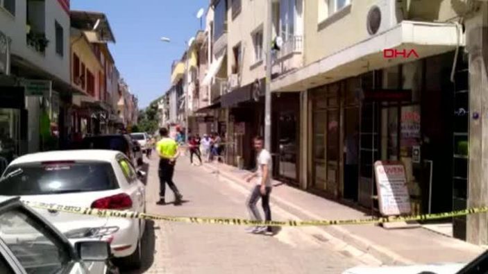 İzmir'de boşandığı eşini ve birlikte olduğu iki kişiyi yaraladı