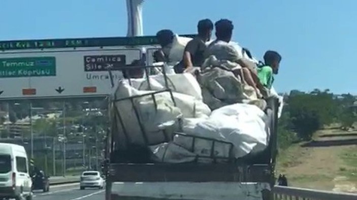 Kadıköy'de kamyonet kasasında tehlikeli yolculuk