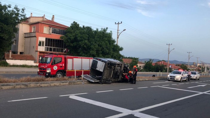 Edirne'de kaçak göçmenleri taşıyan kamyonet, traktörle çarpıştı: 1 ölü, 2 yaralı