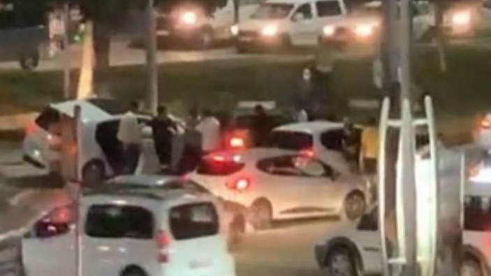 Elazığ'da kaza yapan sürücüler, birbirine tampon parçası ile saldırdı