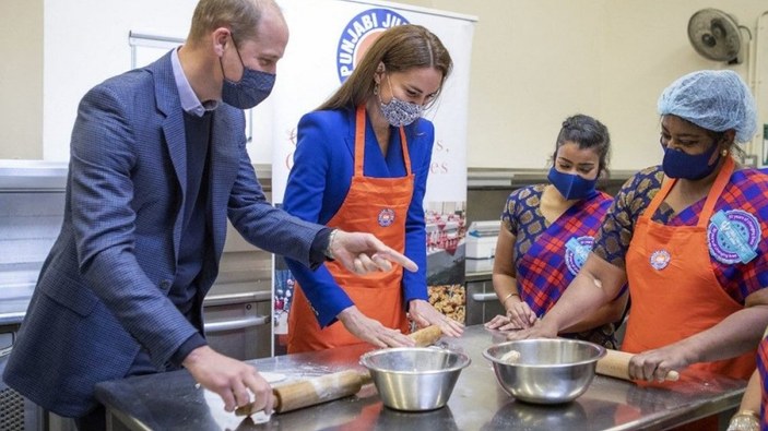 Prens William ve Kate Middleton mutfakta: Hint yemekleri pişirdiler