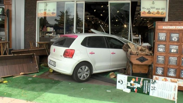 Başakşehir'de aracını park etmek istedi, kuru yemişçiye daldı