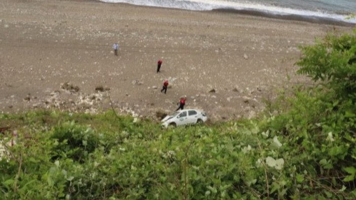 Zonguldak'ta deniz manzarasını izleyen sürücünün otomobili uçuruma yuvarlandı