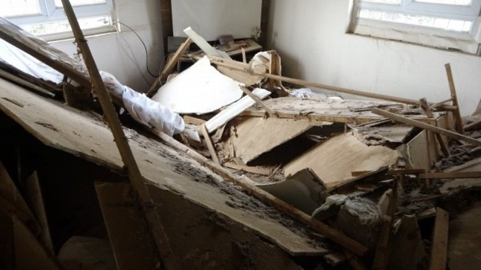 Antalya'da gecekondunun tavanı çöktü, 5 kişi ölümden döndü