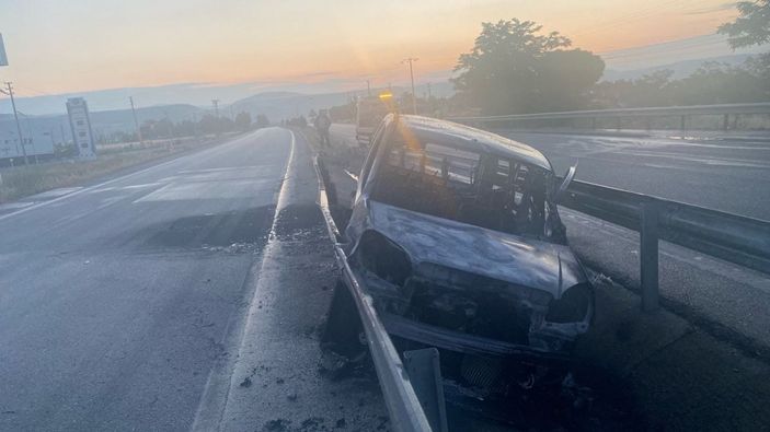 Manisa'da bariyerlere çarpan otomobil yandı