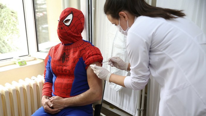 Eskişehir'de Örümcek Adam kostümüyle koronavirüs aşısı oldu