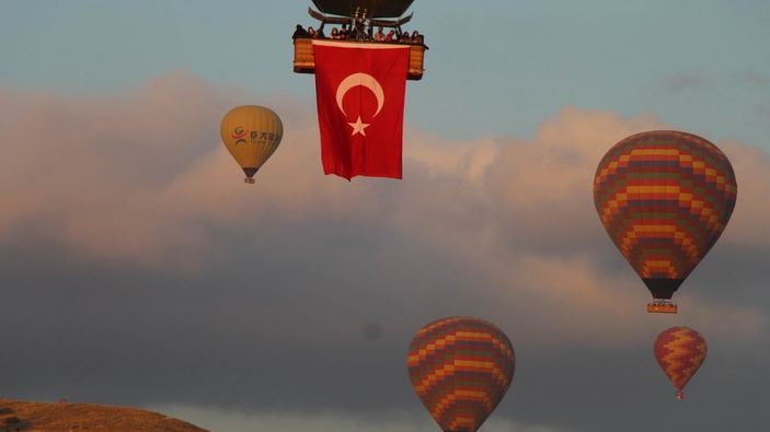 Kapadokya’da balonlar bu kez 15 Temmuz için havalandı