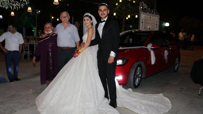 Amasya'da evlenen geç çifte dedesi 300 bin liralık otomobil hediye etti