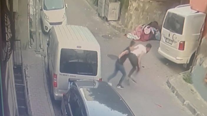 Kağıthane’de 'borç verme' kavgası: Sokak ortasında bıçaklandı