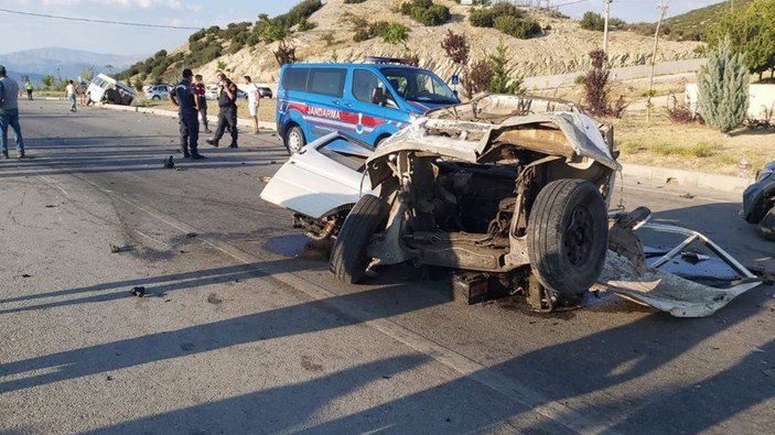 Isparta'da meydana gelen kazada minibüs ikiye bölündü