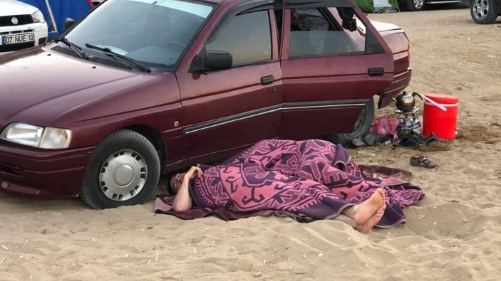 Antalya'da otellerde yer bulamayanlar araç ve yerde uyudu