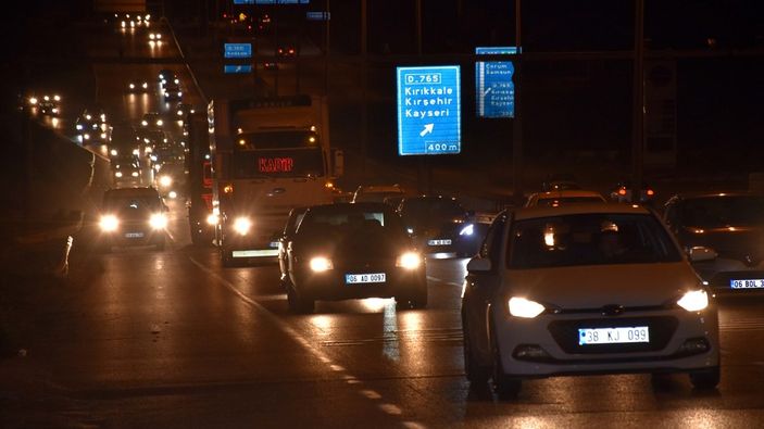 Kilit kavşak Kırıkkale'de bayram tatilinden dönüş yoğunluğu