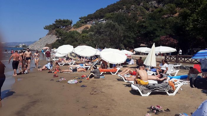 Kuşadası’ndaki Milli Park’ta şezlong ve şemsiye kiralama ücretine tepki