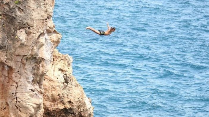 Antalya'da gençlerin şov için falezlerde ölümcül oyunu