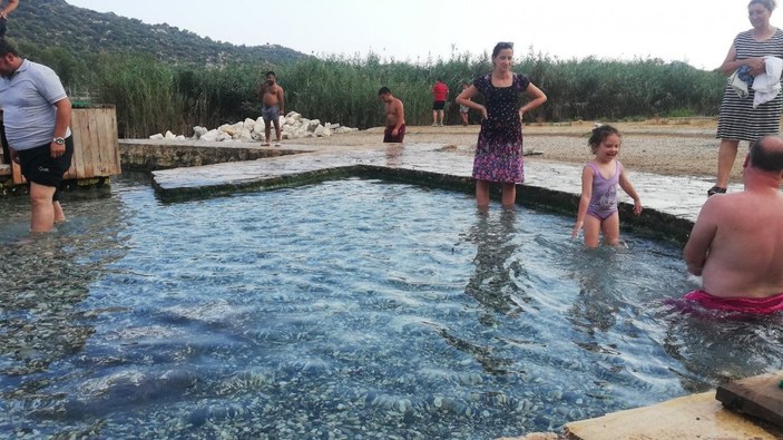 Antalya Demre'deki kükürtlü su havuzu soğukluğu ile meşhur