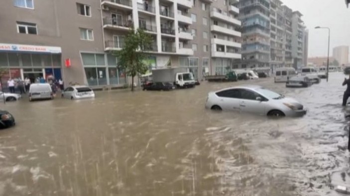 Gürcistan Batum’da şiddetli yağış sele neden oldu