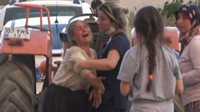 Antalya Manavgat'ta sera ve ağaçları yanan kadın gözyaşına boğuldu