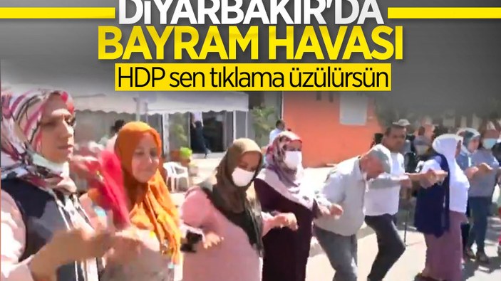 Diyarbakır'da evlatlarına kavuşacak olan anneler, halay çekti