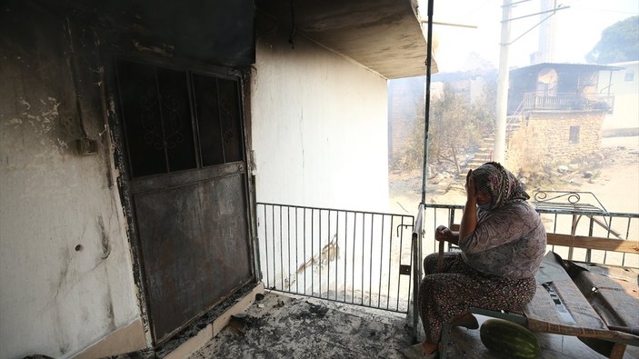 Manavgat'ta kanser hastası yaşlı kadının tedavi parası yangında kül oldu