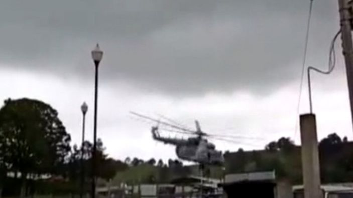 Meksika Donanması'na ait helikopter iniş yaptığı sırada düştü