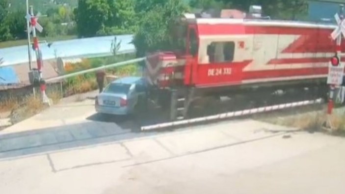 Amasya'da sürücü trenin altında kalmaktan son anda kurtuldu