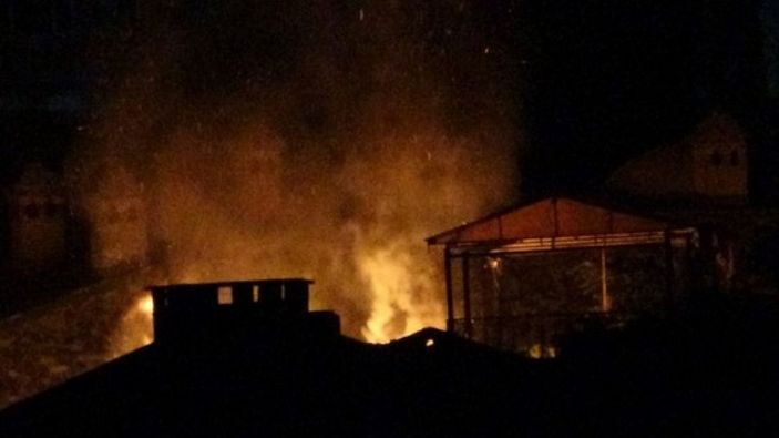 Bursa'da 110 yıllık binada yangın: 1 itfaiye eri yaralandı