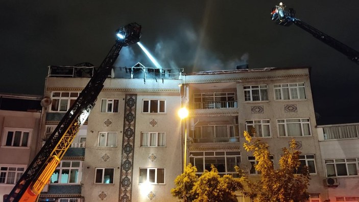İstanbul'da bir binanın çatı katı küle döndü