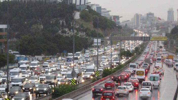 İstanbul'da yağmur yağdı, trafik allak bullak oldu