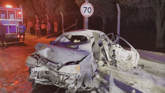 İzmir'de otomobil bariyerlere çarptı: 1 ölü, 3 yaralı