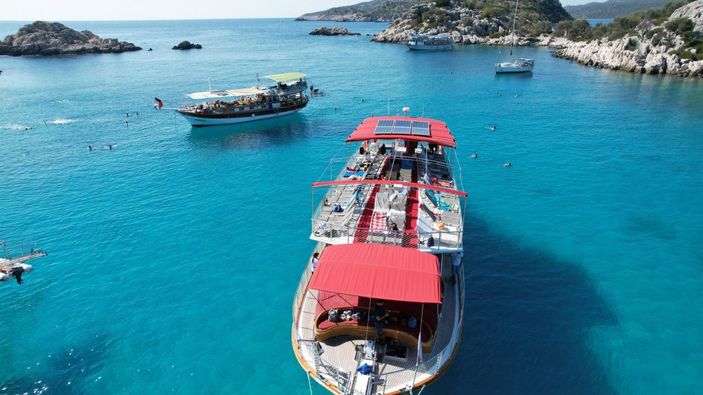 Antalya'nın koylarında yat trafiği oluştu