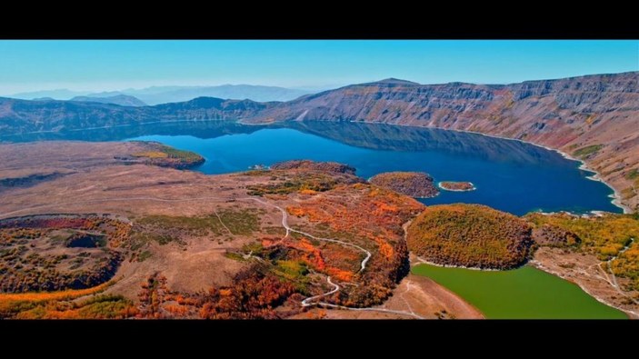 Nemrut Krater Gölü'nden sonbahar manzaraları