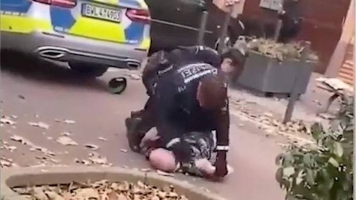 Almanya’da 25 yaşındaki gence polis şiddeti