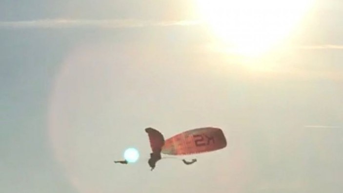 Fethiye’de paraşütler havada çarpıştı