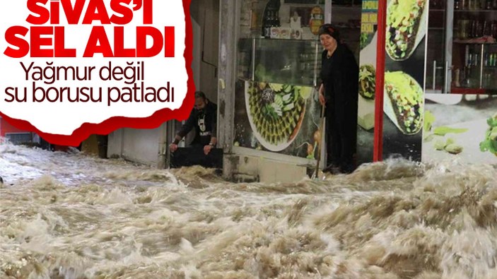 Sivas'ta caddede patlayan su borusu nedeniyle dükkanları su bastı