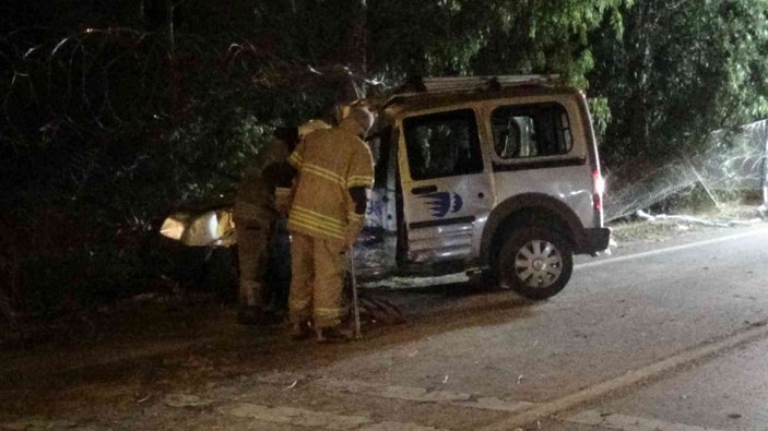 İzmir’de otomobil ağaca çarptı: 1 ölü, 2 yaralı