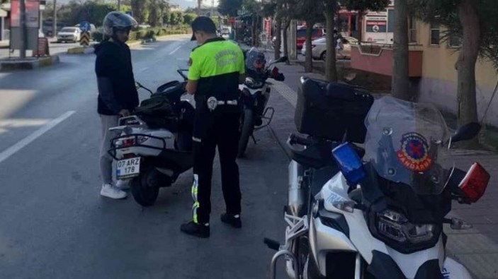 Antalya'da kask takmayan 380 sürücüye 215 bin lira ceza