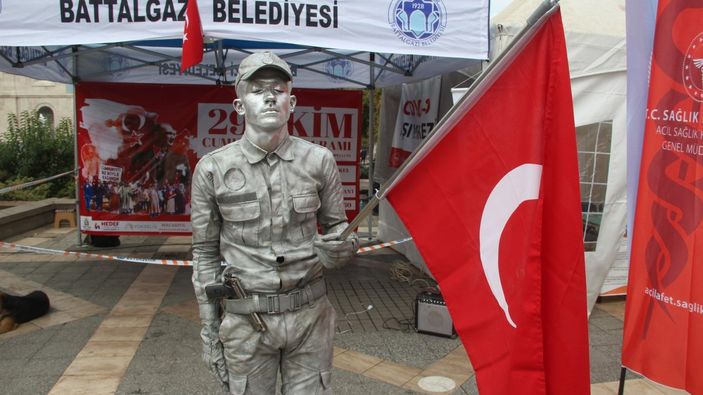 Malatya’da canlı heykelin rekor denemesi