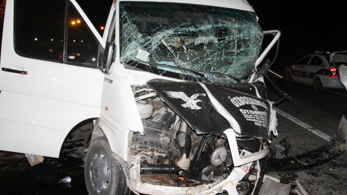 Konya'da minibüs ile otomobil kafa kafaya çarpıştı: 8 yaralı