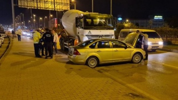 Karabük'te beton mikseri otomobili metrelerce sürükledi