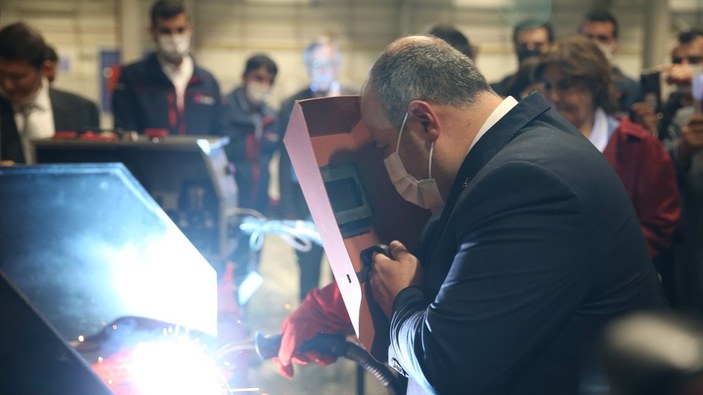 Mustafa Varank, Sakarya'da ziyaret ettiği fabrikada kaynak yaptı