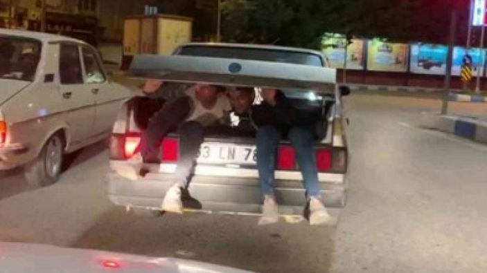 Şanlıurfa'da otomobilin bagajında tehlikeli yolculuk