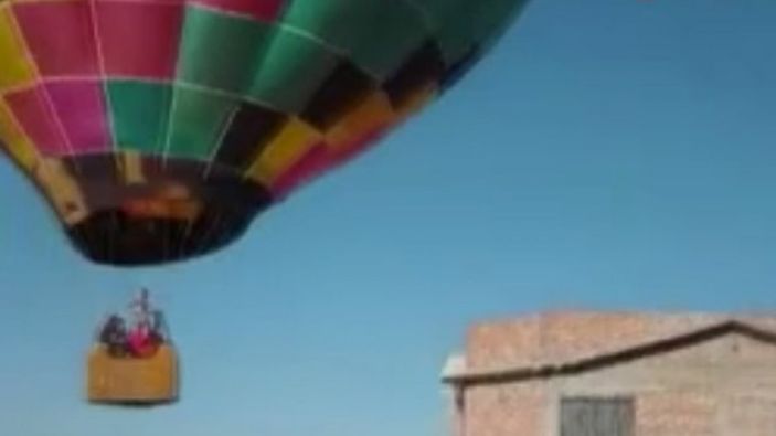 Meksika’da sıcak hava balonu eve çarptı