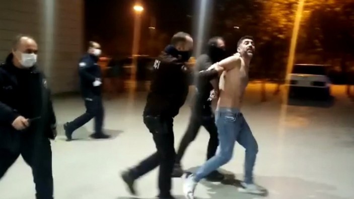 Bursa'da hakkında şikayet olan bir kişi, polislere saldırmaya çalıştı