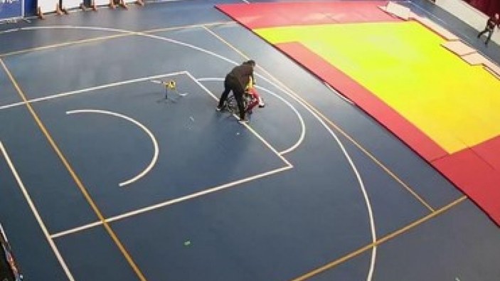 Düzce'de deprem anında engelli sporcunun üzerine kapandı